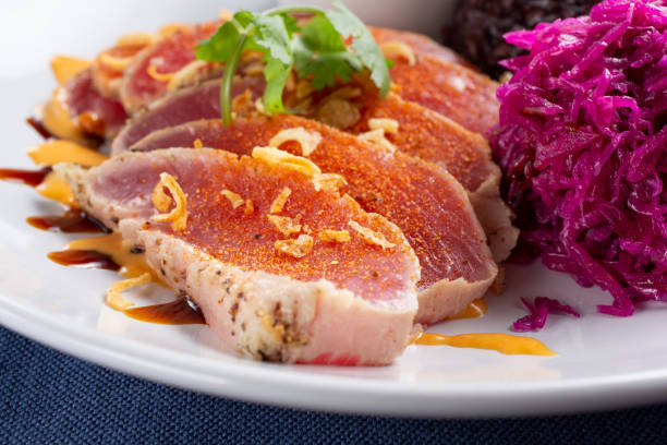 обжаренная тунцовая плита - yellowfin tuna стоковые фото и изображения