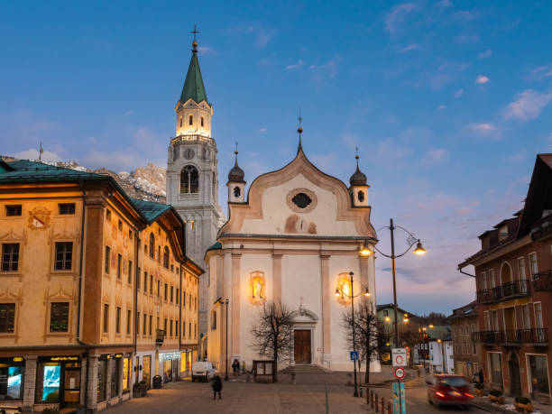 igreja paroquial cortina d'ampezzo à noite - italy bell tower built structure building exterior - fotografias e filmes do acervo