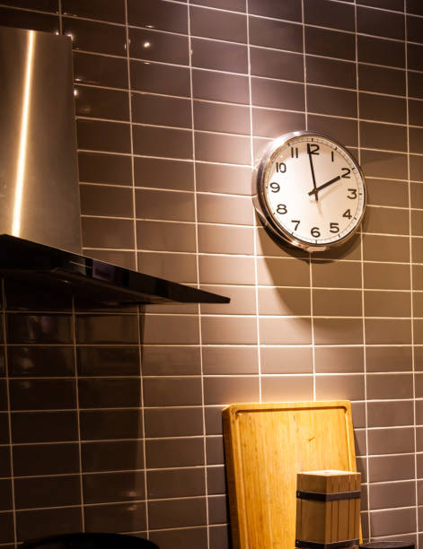 horloge sur le mur de la cuisine - timer cooking domestic kitchen time photos et images de collection