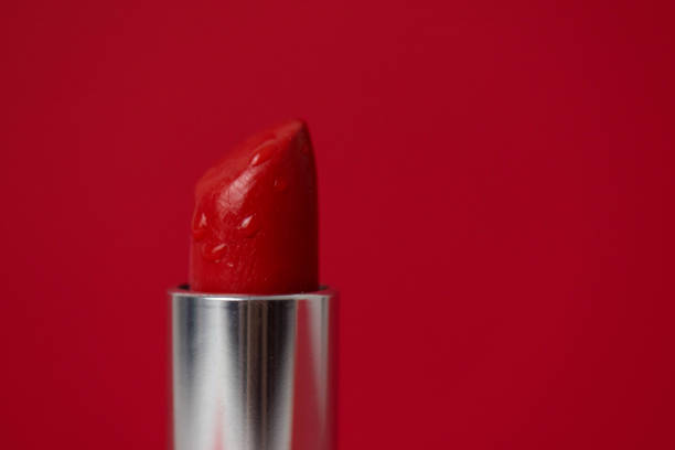 nahaufnahme eines roten lippenstifts - roter lippenstift stock-fotos und bilder