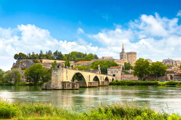 мост сен-бенезет в авиньоне в прекрасный летний день, франция - european culture provence alpes cote dazur france western europe стоковые фото и изображения