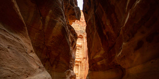 turistas que visitan petra jordania 25 febrero 2020 - petra antiquities jordan middle east fotografías e imágenes de stock