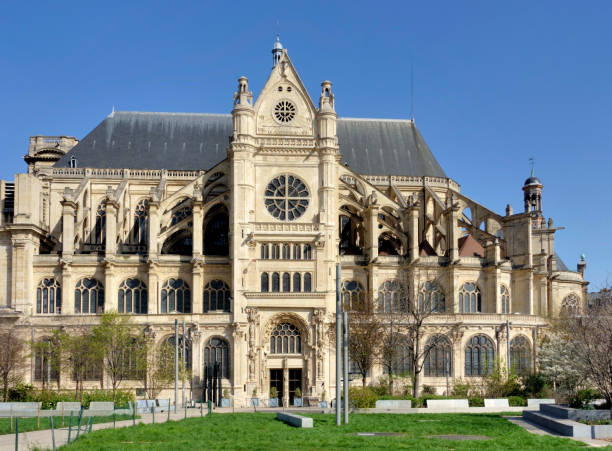 chiesa cattolica di sant'eustachio a parigi - théâtre du châtelet foto e immagini stock