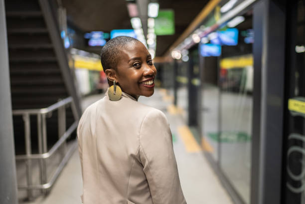 retrato de una empresaria en la estación de metro - mirar por encima del hombro fotografías e imágenes de stock