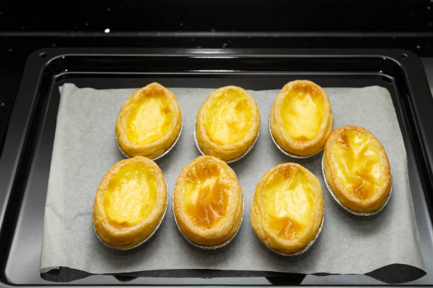 tartas de huevo caseras frescas acaban de salir - egg tart fotografías e imágenes de stock