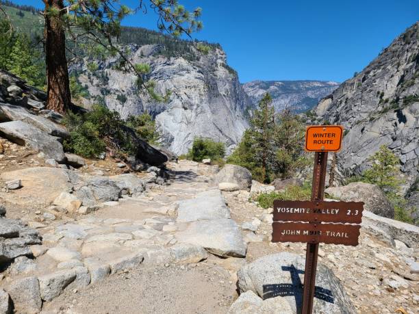 trail junction at clark point in yosemite national park, california - mist mountain range californian sierra nevada cliff imagens e fotografias de stock