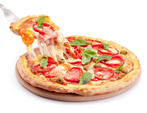 rebanada fibrosa de queso caliente levantada de pizza al horno completa aislada sobre fondo blanco - pizza fotografías e imágenes de stock