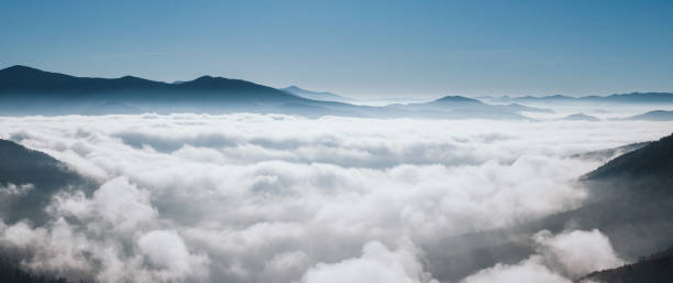 momento matinal incrível no vale alpino. - cloud sky white aerial view - fotografias e filmes do acervo