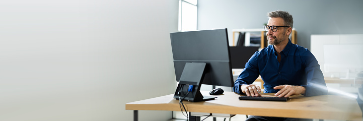 Empresario usando computadora de negocios en la oficina photo