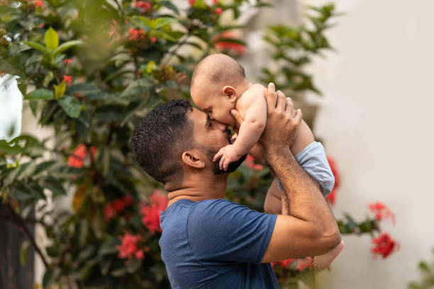 o amor do pai - rubbing noses - fotografias e filmes do acervo