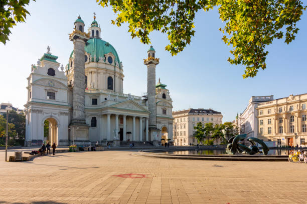 chiesa della karlskirche sulla piazza karlsplatz a vienna, austria - karlsplatz foto e immagini stock