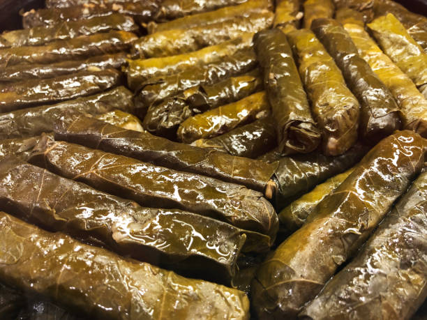 les aliments turcs; feuilles farcies (yprak sarma dolma) - dolmades photos et images de collection