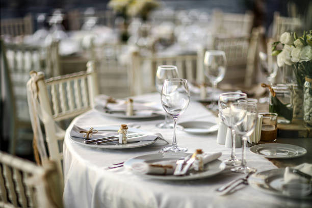 ajuste de la tabla para un evento - wedding venue fotografías e imágenes de stock