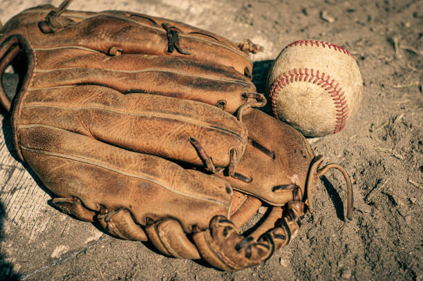 baseballmitt - baseball glove baseball baseballs old fashioned stock-fotos und bilder