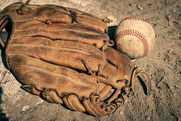 gant de baseball - baseball glove baseball baseballs old fashioned photos et images de collection