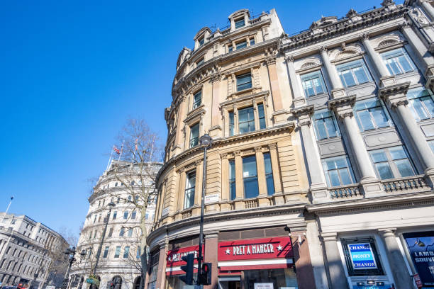 pret a manger na trafalgar square w whitehall w londynie - corporate business business local landmark old zdjęcia i obrazy z banku zdjęć