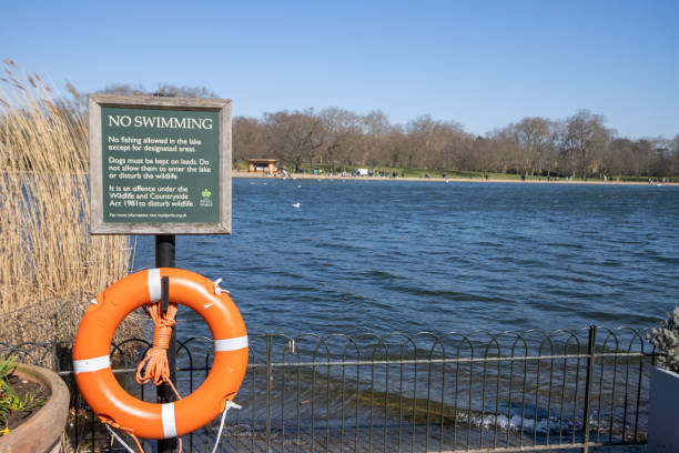 ロンドンのウェストミンスター市のハイドパークのサーペンタインに水泳の看板はありません - life jacket buoy sign sky ストックフォトと画像