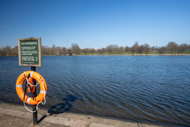 ロンド��ンのウェストミンスター市のハイドパークのサーペンタインに水泳の看板はありません - life jacket buoy sign sky ストックフォトと画像