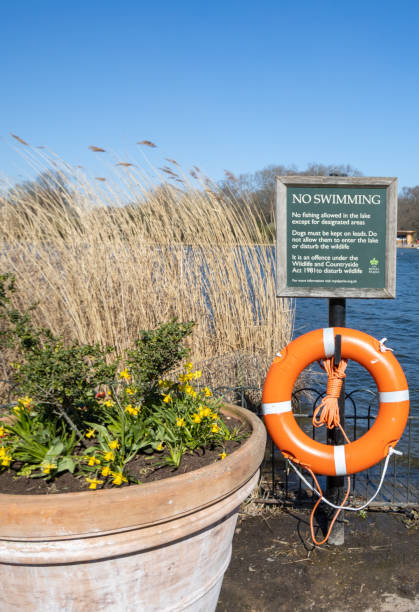 brak znaku pływania na serpentine lido w hyde parku w city of westminster w londynie - life jacket buoy sign sky zdjęcia i obrazy z banku zdjęć