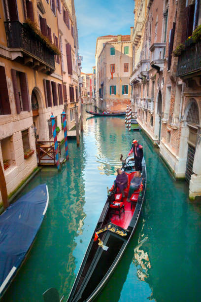 канал в венеции, италия - vibrant color venice italy travel destinations architecture стоковые фото и изображения