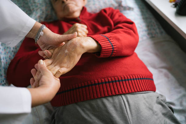 älterer mann mit schlaganfall, der physiotherapie zu hause macht - schlaganfall stock-fotos und bilder