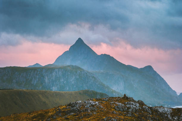 paisagem da montanha pôr do sol na noruega viaja paisagens escandinavas de natureza lofoten belos destinos - 11309 - fotografias e filmes do acervo