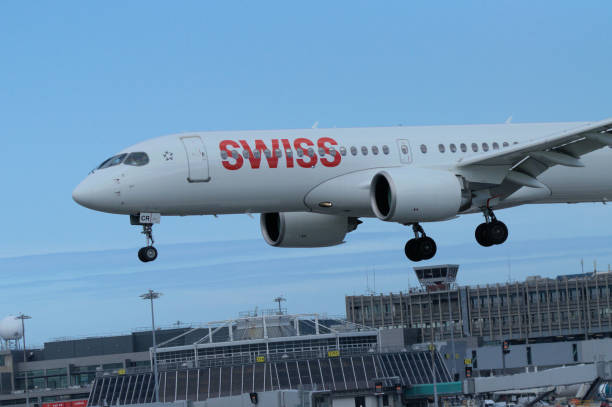 szwajcarski samolot - swiss culture airplane airport business zdjęcia i obrazy z banku zdjęć