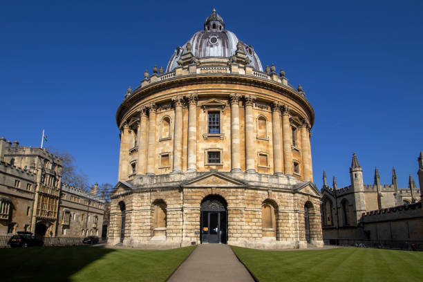 the radcliffe camera in the centre of oxford, uk - radcliffe camera imagens e fotografias de stock