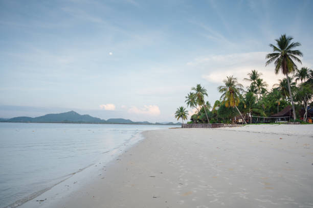 ワイドショット美しい青い自然のビーチトランとクラビ南タイのトロピカルビーチ海コムックアジア - southern thailand ストックフォトと画像