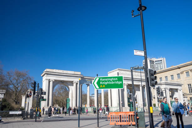 イオニアスクリーン/ハイドパークへのゲート、ハイドパークコーナー、ロンドン - london england park london hyde street ストックフォトと画像
