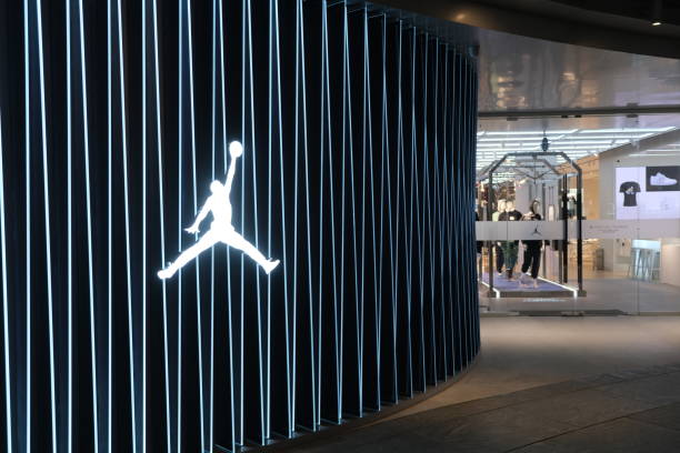 extérieur du magasin air jordan - nike photos et images de collection