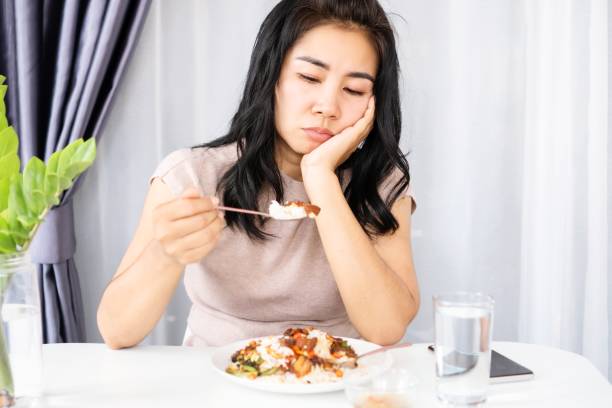 femme asiatique ayant des problèmes d’anorexie, s’ennuyant avec la nourriture et perdant l’appétit - weight women medicine lost photos et images de collection
