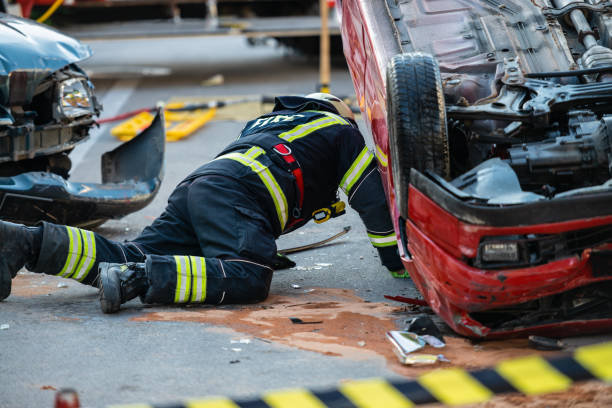 bomberos en una escena de accidente de coche - action fire department car men fotografías e imágenes de stock