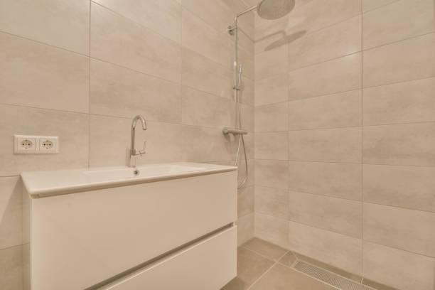 istock The bathroom surrounded by marble tiles 1387969506