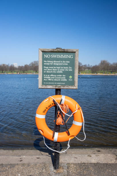 ロンドンのウェストミンスター市のハイドパークにあるサーペンタインに水泳の標識はありません - life jacket buoy sign sky ストックフォトと画像