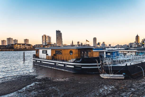 barcos antiguos junto al río támesis, con edificios modernos en chelsea londres - battersea park fotografías e imágenes de stock