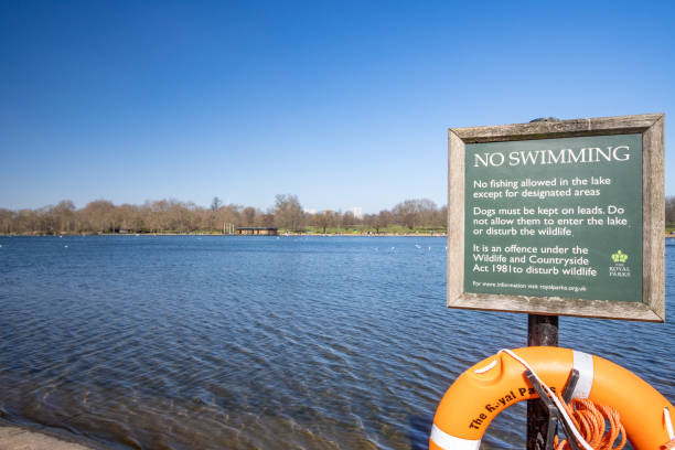 zakaz pływania na serpentine w hyde parku w city of westminster w londynie - life jacket buoy sign sky zdjęcia i obrazy z banku zdjęć