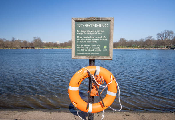 zakaz pływania na serpentine w hyde parku w city of westminster w londynie - life jacket buoy sign sky zdjęcia i obrazy z banku zdjęć