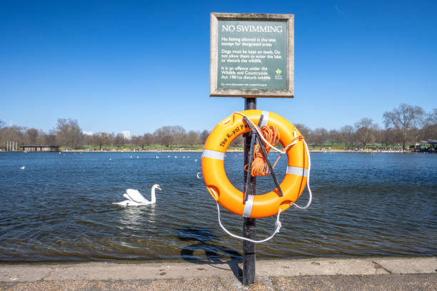 ロンドンのウェストミンスター市のハイドパークにあるサーペンタインに水泳の標識はありません - life jacket buoy sign sky ストックフォトと画像