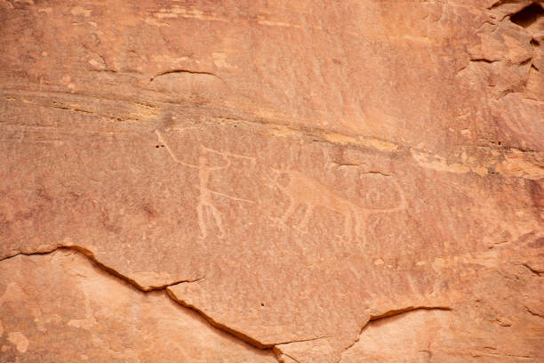 ヨルダンのワディラム砂漠の古代の絵。岩絵 - aboriginal rock art ストックフォトと画像