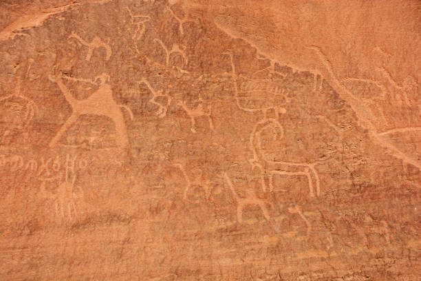 ヨルダンのワディラム砂漠の古代の絵。岩絵 - aboriginal rock art ストックフォトと画像