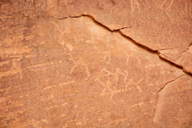 ヨルダンのワディラム砂漠の古代の絵。岩絵 - aboriginal rock art ストックフォトと画像