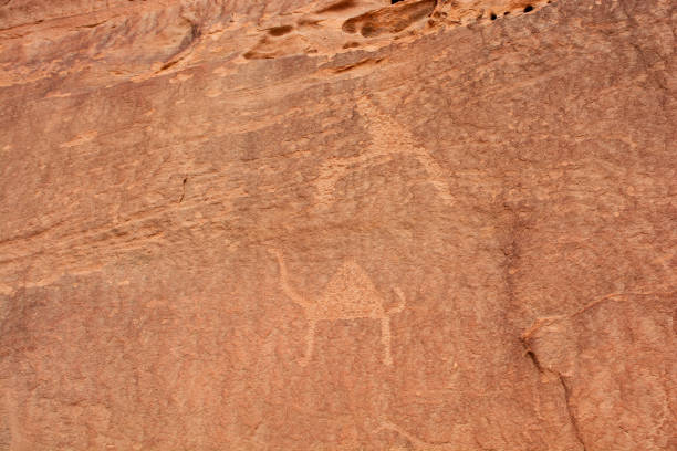 ヨルダンのワディラム砂漠の古代の絵。岩絵 - aboriginal rock art ストックフォトと画像