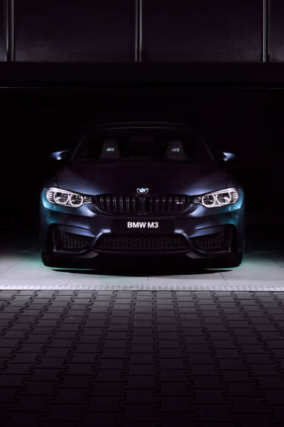 la parte anteriore della bmw m3 30 jahre edition in piedi in un garage buio. edizione limitata creata per celebrare il 30° anniversario della m3. solo 500 pezzi, 450 cv. katowice, polonia, 12.03.2016 - m3 foto e immagini stock