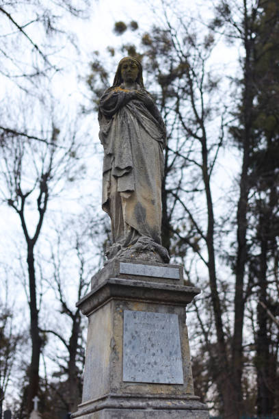 istock An old statue on a tombstone. 1387991591