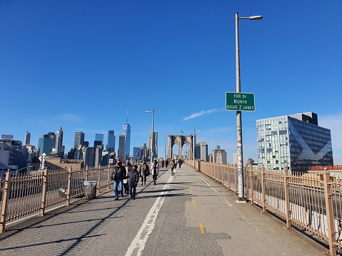 The Brooklyn Bridge is the oldest suspension bridge in the United States, measuring 1825 meters across the East River. Connects New York City, Manhattan and Brooklyn. New York-USA. 2022-12-20.