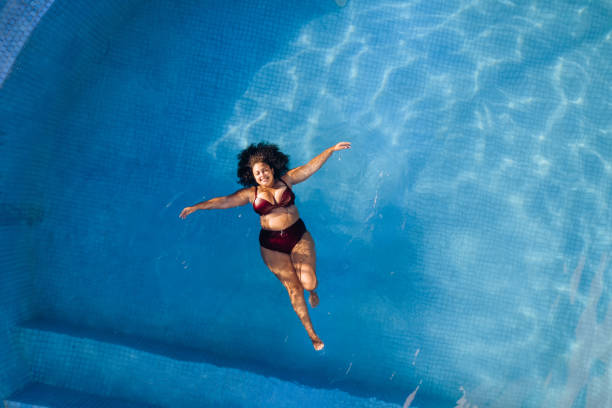 vista superior de la mujer relajándose en la encuesta de natación - biquini fotografías e imágenes de stock