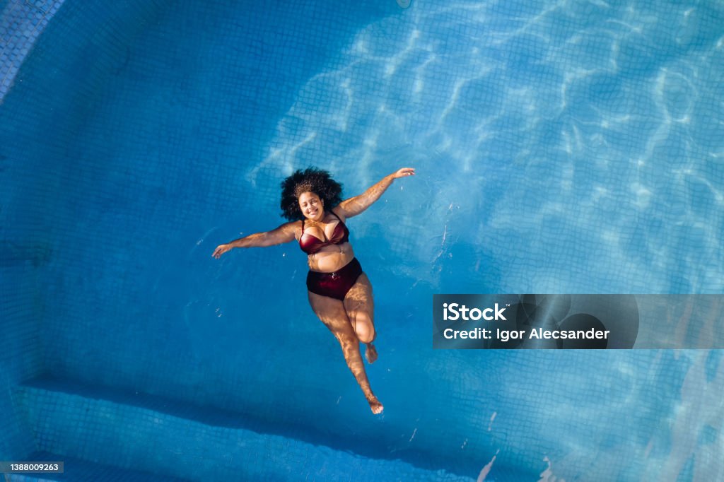Visão superior da mulher relaxando em enquete de natação - Foto de stock de Piscina royalty-free