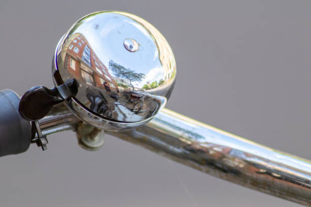 beautiful bike bell garantisce la sicurezza nel traffico stradale per ciclisti e pedoni a zero emissioni come alternativa di mobilità sostenibile e senza emissioni per la protezione dell'ambiente e l'aria pulita - bikers point of view foto e immagini stock