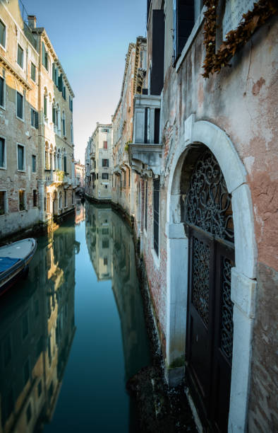 베니스의 사이드 스트리트, 이탈리아 - venetian lagoon italy flower shutter 뉴스 사진 이미지